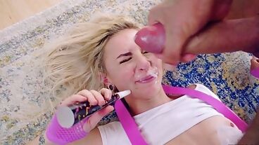 Лысый жеребец трахнул милашку в розовом и кончил на лицо