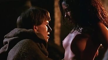 Монах увидел сиськи сексуальной девушки в фильме Имя розы