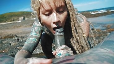 Не берегу ручья татуированная деваха делает глубокий минет