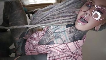 Татуированная телка в очках сосет здоровенный хер и трахается в жопу