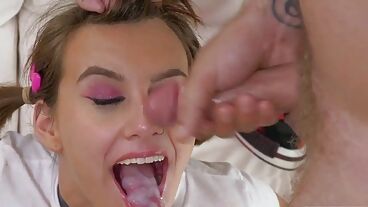 Парень фистингует беременную девушку и кончает в рот после римминга