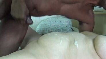 Похотливая матюра знатно потрахалась с негром и получила сперму на живот