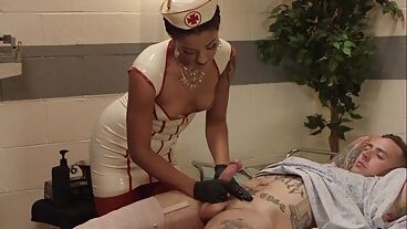 Медсестра в латексе дрочит большой член пациента
