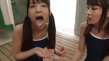 Молодые японки делают двойной минет и делят сперму в ЖМЖ