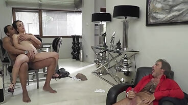 Горячая милашка трахается с мускулистым негром при старом рогоносце