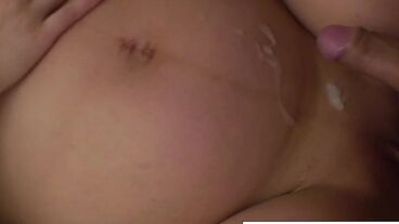 Парень трахнул беременную мачеху и кончил на живот