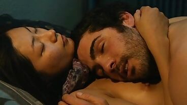 Эротические сцены в темной комнате в фильме Любовь и ссадины